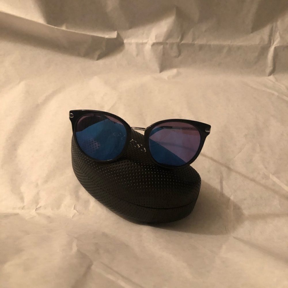 Guess Sunglasses 🕶 - Picture 3 of 7